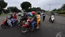 Masih banyakpengendara roda dua yang akan melintasi Jalan Merdeka Barat untuk memasuki kawasan Monas meskipun  larangan melintas untuk roda dua sudah diberlakukan, Jakarta, Kamis (1/1/2015). ( Liputan6.com/Miftahul Hayat)