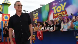 Tom Hanks berpose saat tiba menghadiri pemutaran perdana film "Toy Story 4" di El Capitan di Los Angeles (11/6/2019). Tom Hanks mengisi suara sebagai Woody di film tersebut. (AP Photo/Chris Pizzello)