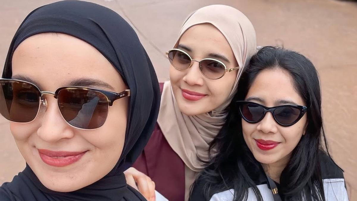 Penampilan Outfit Zaskia Sungkar saat Hamil di Momen Family Trip ke Malaysia Bersama Shireen Sungkar