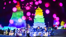 Para wisatawan mengunjungi taman hiburan es dan salju di Changchun, Provinsi Jilin, China timur laut (12/12/2020). Taman hiburan es dan salju yang memiliki 142 bangunan es dan patung salju itu secara resmi dibuka untuk umum pada Sabtu (12/12). (Xinhua/Xu Chang)