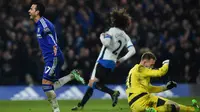 Gelandang Chelsea, Pedro, melakukan selebrasi usai mencetak gol ke gawang Newcastle United, pada laga lanjutan Premier League, di Stamford Bridge, Sabtu (13/1/2016). (AFP/Ben Stansall)
