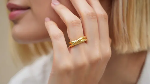 Tren Cincin Emas Minimalis Terbaru untuk Anak Muda (AI)