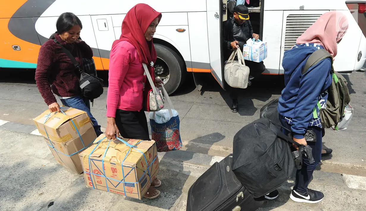 Pemudik membawa barang bawaan setibanya di Terminal Bus Kampung Rambutan, Jakarta Timur, Minggu (9/6/2019). Hari ini diprediksi menjadi puncak arus balik pemudik di Terminal Kampung Rambutan seiring berakhirnya masa libur Lebaran. (merdeka.com/Arie Basuki)
