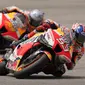 Marc Marquez (93) memimpin Pol Espargaro (44) melewati tikungan saat balapan MotoGP Amerika Serikat di Circuit of the Americas, Austin, Texas, Amerika Serikat, 10 April 2022. Enea Bastianini juara satu, Alex Rins juara dua, dan Jack Miller juara tiga. (AP Photo/Eric Gay)