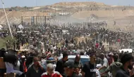 Ribuan warga Palestina menyerbu pusat distribusi bantuan yang disalurkan Gaza Humanitarian Foundation (GHF) yang baru dibentuk Amerika Serikat dan Israel di Jalur Gaza tengah pada 29 Mei 2025. (Eyad BABA/AFP)