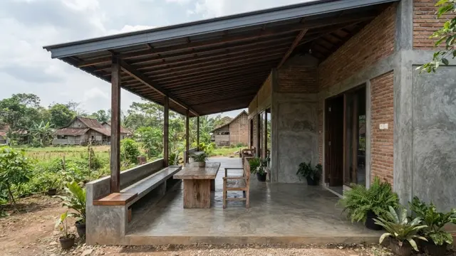 Rumah Kampung Modern dengan Teras Luas