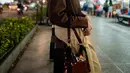 Gaya Shani JKT48 saat menikmati suasana syahdu di kawasan Malioboro mencuri perhatian. Outfit Shani yang memakai outer cokelat ini terlihat menawan. Gaya penampilan simpel tapi menawan dari Shani JKT48 ini berhasil bikin para penggemarnya kian menyukainya. (Liputan6.com/IG/@jkt48shani)