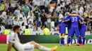 Saat para pemain Juventus bersuka cita di sisi lain, pemain Real Madrid tampak tak berdaya, Santiago Bernabeu, Spanyol, Kamis (14/5/2015). Madrid kalah oleh Juventus dengan agregat  3-2. (AFP Photo/Dani Pozo)