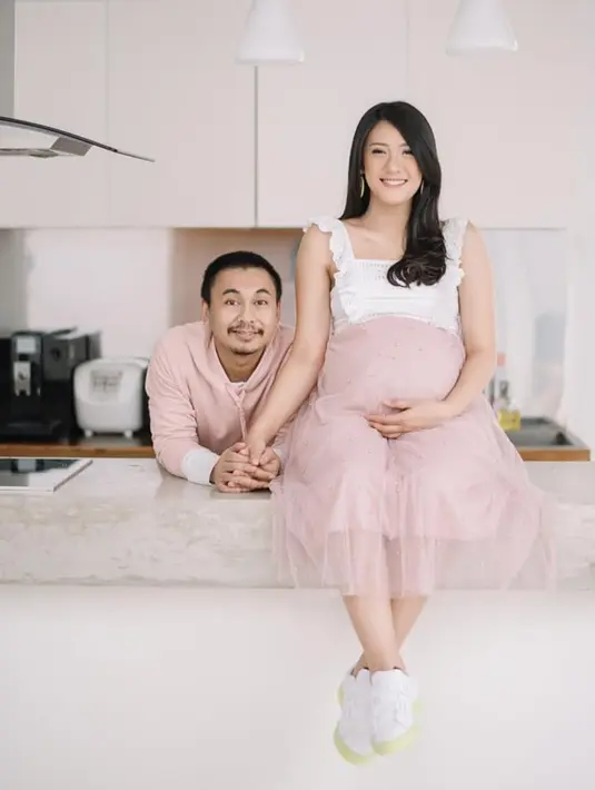 Selain bertema biru dongker, photoshoot yang lainnya juga menggunakan tema serba pink. Terkesan lembut dan tenang, keduanya terlihat romantis diprosesi foto sebelum kelahiran ini. (Liputan6.com/IG/@raditya_dika)