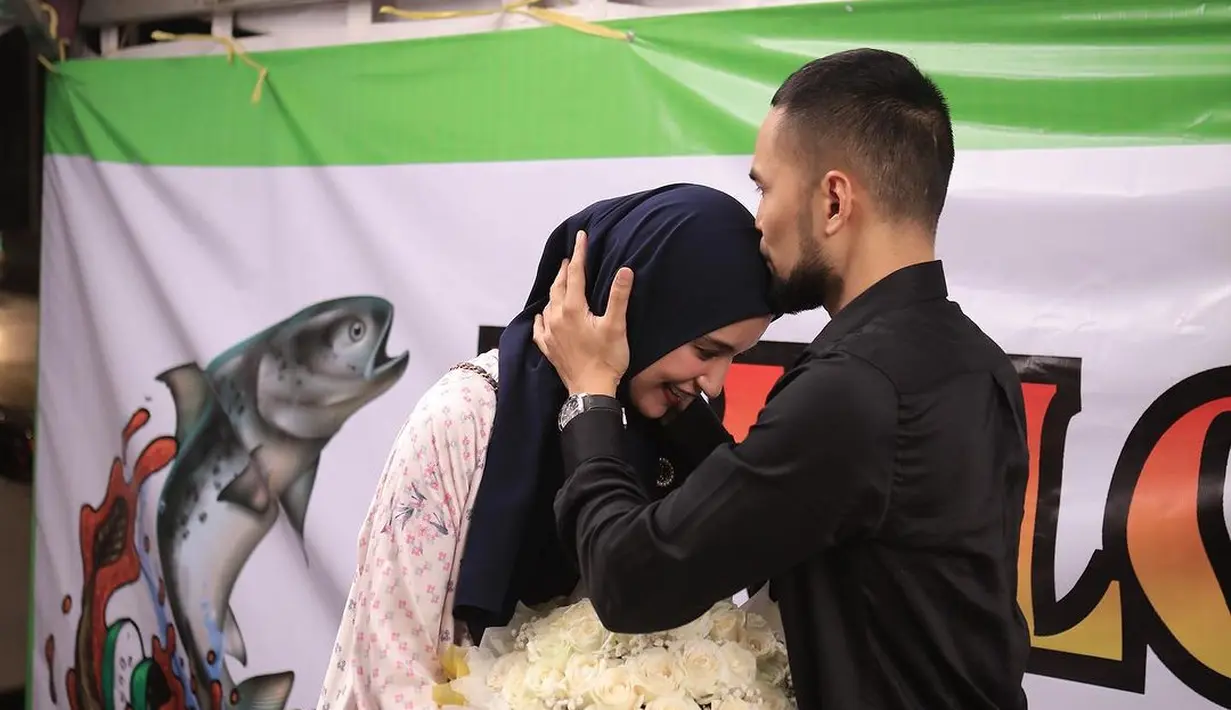 "Makasi abi buat surprise romantic dinner-nya yang lawak ini," tulis Shireen dalam unggahan fotonya. "Di pecel ayam deket kantor ditontonin karyawan ama warga. Emang suami ku," lanjutnya menjelaskan lokasi di mana makan malam romantis itu dilakukan. [Foto: Instagram/shireensungkar]