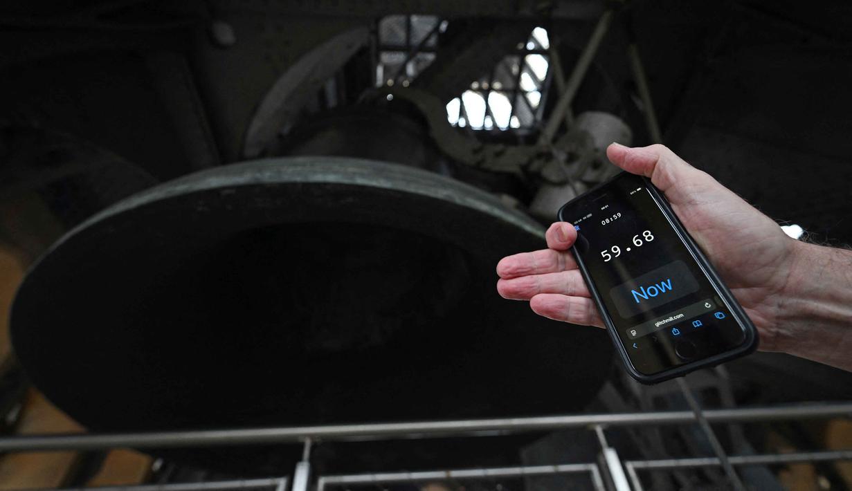 Jam ikonik yang menjulang setinggi 96 meter di ibu kota Inggris dan kompleks parlemen itu akan dihentikan sementara untuk penyesuaian pergantian waktu musim dingin—salah satu dari dua kesempatan dalam setahun ketika jam tersebut diizinkan untuk berhenti. (Justin TALLIS/AFP)