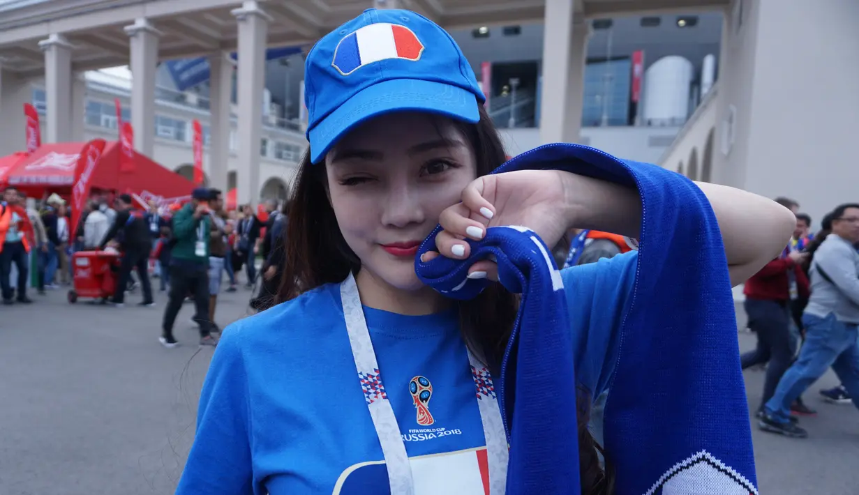 Di jalan saya beretemu seorang wanita cantik, rupanya dia merupakan warga China yang datang untuk mendukung Prancis. Tidak percuma kedatangannya, melihat Tim Ayam Jago berhasil lolos ke babak final. (Bola.com/Okie Prabhowo)