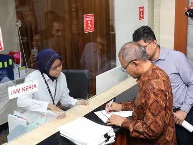 Tiga pimpinan KPK periode 2015–2019, Agus Rahardjo, Laode M Syarif dan Saut Situmorang bersama Koalisi Masyarakat Sipil Antikorupsi mendaftarkan pengajuan judicial review UU Nomor 19 Tahun 2019 tentang KPK di Gedung Mahkamah Konstitusi, Jakarta, Rabu (20/11/2019). (Liputan6.com/Helmi Fithriansyah)