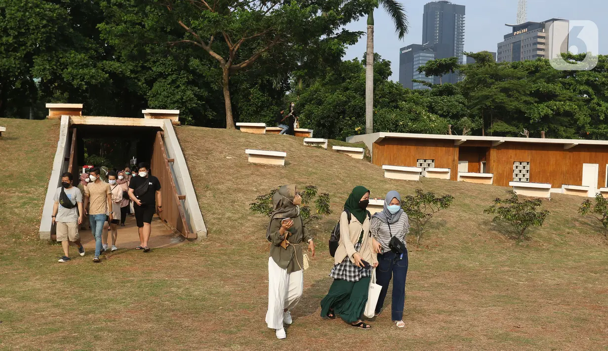 Warga mengunjungi area hutan kota di kawasan Gelora Bung Karno (GBK), Jakarta, Minggu (17/10/2021). Hutan Kota mulai dibuka secara umum dengan memberlakukan pembatasan sebanyak 150 orang dengan batas waktu satu jam kunjungan. (Liputan6.com/Herman Zakharia)