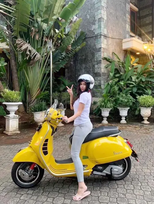 Aktris cantik yang satu ini pun berpesan agar gadis cantiknya tumbuh menjadi perempuan yang bisa melakukan banyak hal seperti dirinya. Mulai dari mengendarai mobil dan motor hingga mengurus keperluan rumah tangga lainnya. (Instagram/aurakasih)