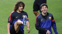 Carles Puyol (kiri) saat masih berada setim dengan Lionel Messi (kanan) di Barcelona. (AFP/Patricia de Melo Moreira)