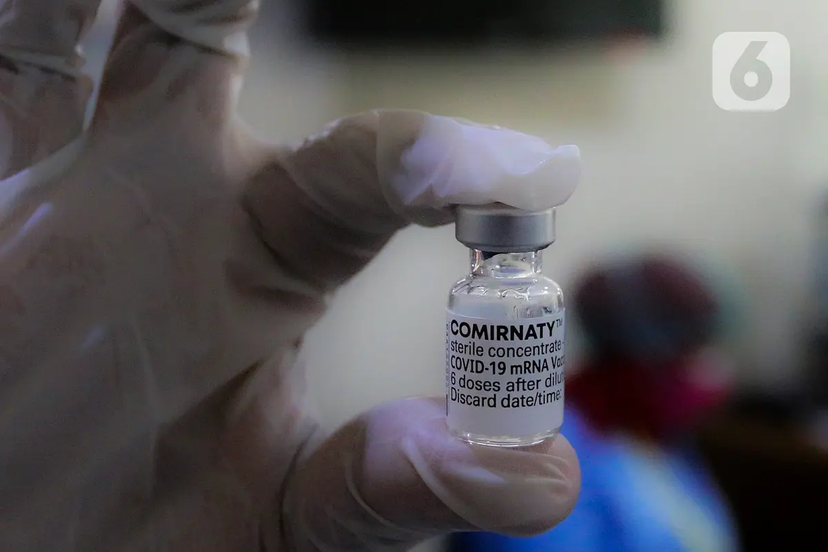 Antrean Warga Depok Terima Vaksin Pfizer Dosis Pertama