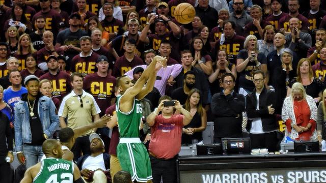 Avery Bradley memastikan kemenangan Boston Celtics atas Cleveland Cavaliers pada Gim 3 di Final Wilayah Timur NBA (Twitter Boston Celtics)