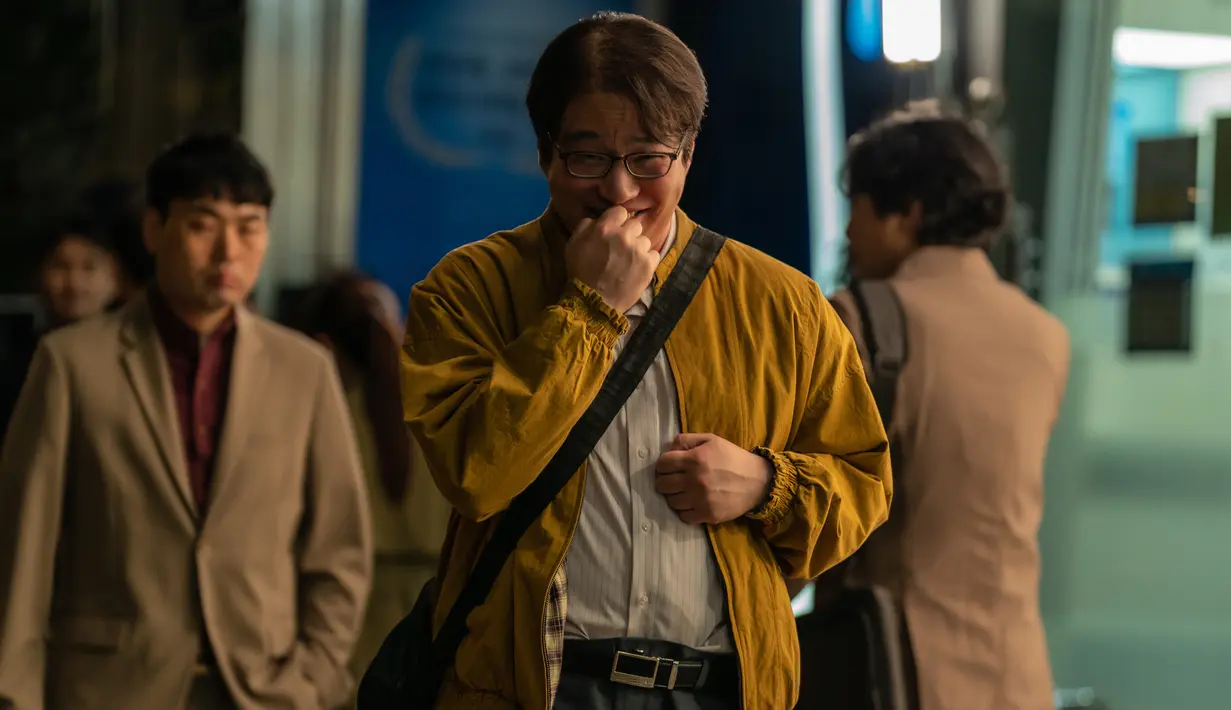 Joo Onam, diperankan oleh Ahn Jae-hong menampilkan karakter pekerja kantoran yang mendapatkan kesenangan satu-satunya dengan menonton siaran internet setelah seharian bekerja keras. (Foto: Netflix)