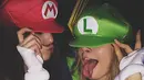 Kendall Jenner menjadi Mario dan Cara Delevingne menjadi Luigi yang diadaptasi dari karakter games Super Mario Bros. (via people.com)