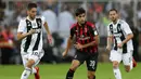 4. Aksi pemain baru AC Milan, Lucas Paqueta Paqueta pada laga Final Piala Super Italia yang berlangsung di stadion King Abdullah Sports City, Jeedah, Kamis (17/1). AC Milan kalah 0-1 kontra Juventus (AFP/Giuseppe Cacace)