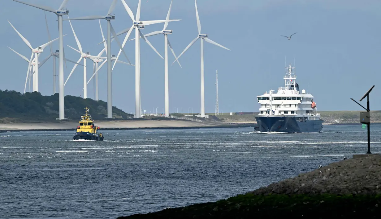 Kapal pesiar MV Hondius yang terdampak Hantavirus berlayar di lepas pantai Belanda saat mendekati pelabuhan Rotterdam pada Senin 18 Mei 2026. (NICOLAS TUCAT/AFP)