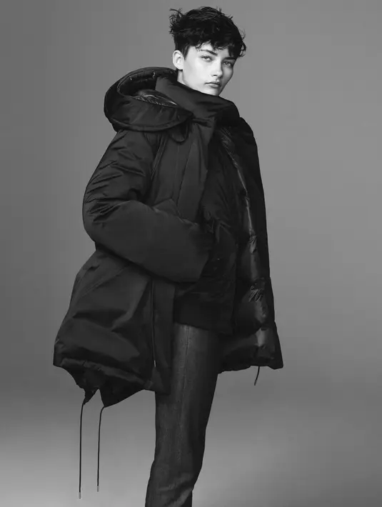 Pada pria, busana bervolume ini ditampilkan lewat perpaduan Down Short Coat, Supima Cotton Shirt, dan Straight Leg Jeans.