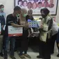 Menteri Sosial Tri Rismaharini menyerahkan donasi dari Kitabisa kepada balita penderita jantung bocor. (Liputan6.com/M Syukur)