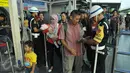 Petugas memeriksa tiket calon penumpang kereta api di Stasiun Pasar Senen, Jakarta, Jumat (14/4). Pada libur Paskah dan akhir pekan pengguna jasa kereta api di Daop 1 Jakarta mengalami peningkatan menjadi 33.000 penumpang. (Liputan6.com/Helmi Afandi)