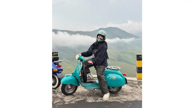 Potret Sintya Marisca Kendarai Vespa
