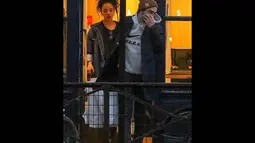 Pasangan yang tengah dimabuk cinta itu terlihat keluar masuk beberapa toko di kota Paris, (15/10/14). (Dailymail)
