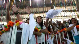 Sejumlah narapidana wanita melambaikan tangan saat menyambut kedatangan Paus Fransiskus di penjara wanita San Joaquin di Santiago, Chili (18/1). (AP Photo/Alessandra Tarantino/Pool)
