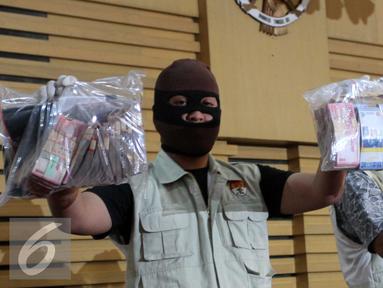 Barang bukti uang ditunjukan saat konferensi pers terkait OTT di Gedung KPK, Jakarta, (12/4). KPK Menetapkan Bupati Subang, Ojang Sohandi menjadi tersangka terkait penanganan kasus korupsi BPJS di Subang. (Liputan6.com/Helmi Afandi)