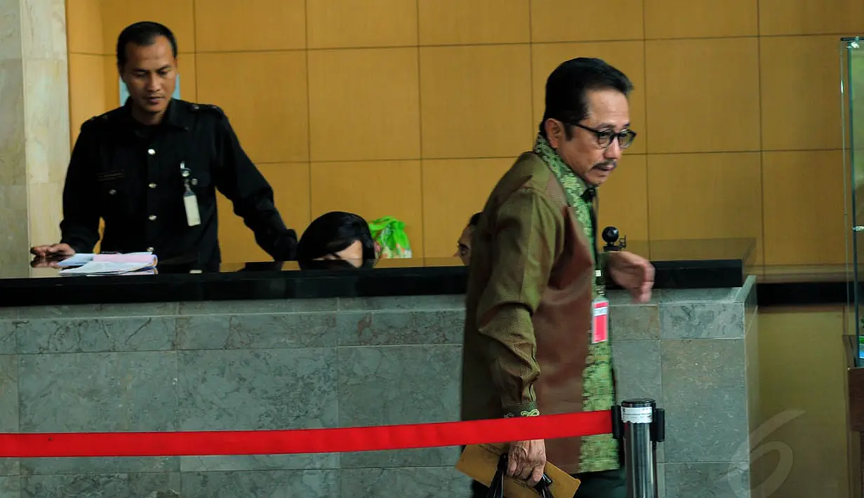 Pria yang mengenakan batik itu tidak menyampaikan komentar apa pun saat dihujani pertanyaan oleh awak media yang menunggunya di gedung KPK, Kamis (22/5/14). (Liputan6.com/Faisal R Syam)