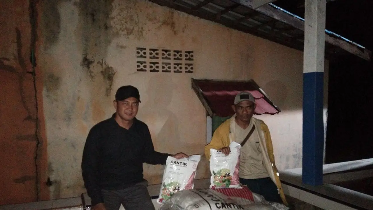 Tim Intelkam Kodim 1422/ Maros menyita ratusan bahan pembuatan bom di Kabupaten Maros, Sulsel (Liputan6.com/ Eka Hakim)