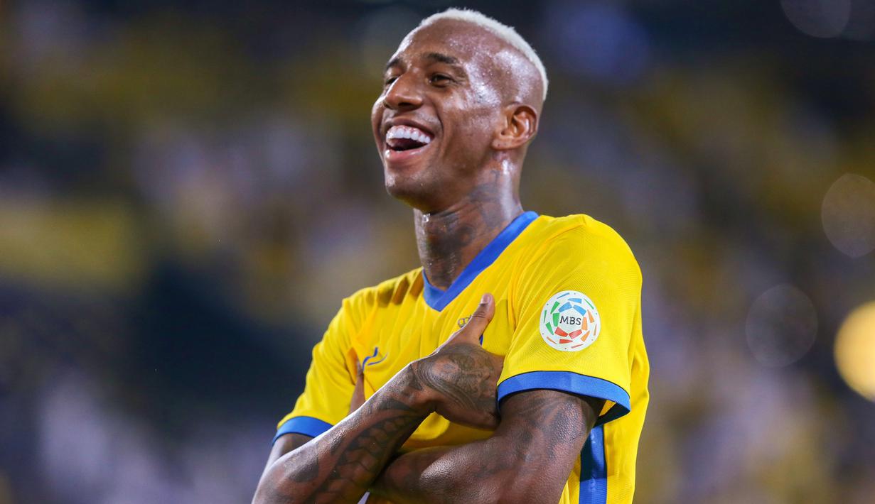 Talisca. Gelandang serang Brasil berusia 28 tahun ini kini tengah menjalani musim keduanya bersama Al-Nassr FC sejak bergabung pada awal musim 2021/2022 setelah meninggalkan Guangzhou FC dengan nilai transfer 8 juta euro dan terikat kontrak hingga Juni 2024. Bersama Al-Nassr FC musim ini ia telah tampil dalam 8 laga di Saudi Pro League dengan torehan 9 gol. (Al-NassrFC)
