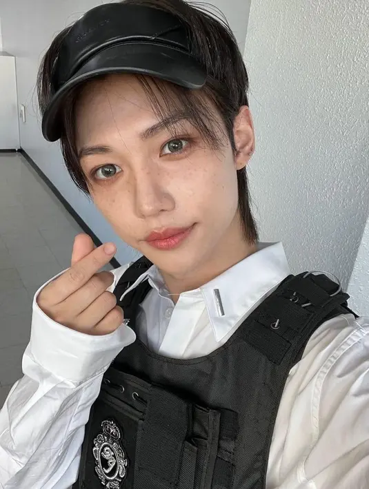 Imut dan karismatik, itulah pesona pria yang lahir dengan nama Lee Yong Bok tersebut saat melakukan pose finger heart. (FOTO: instagram.com/leeee_felix/)