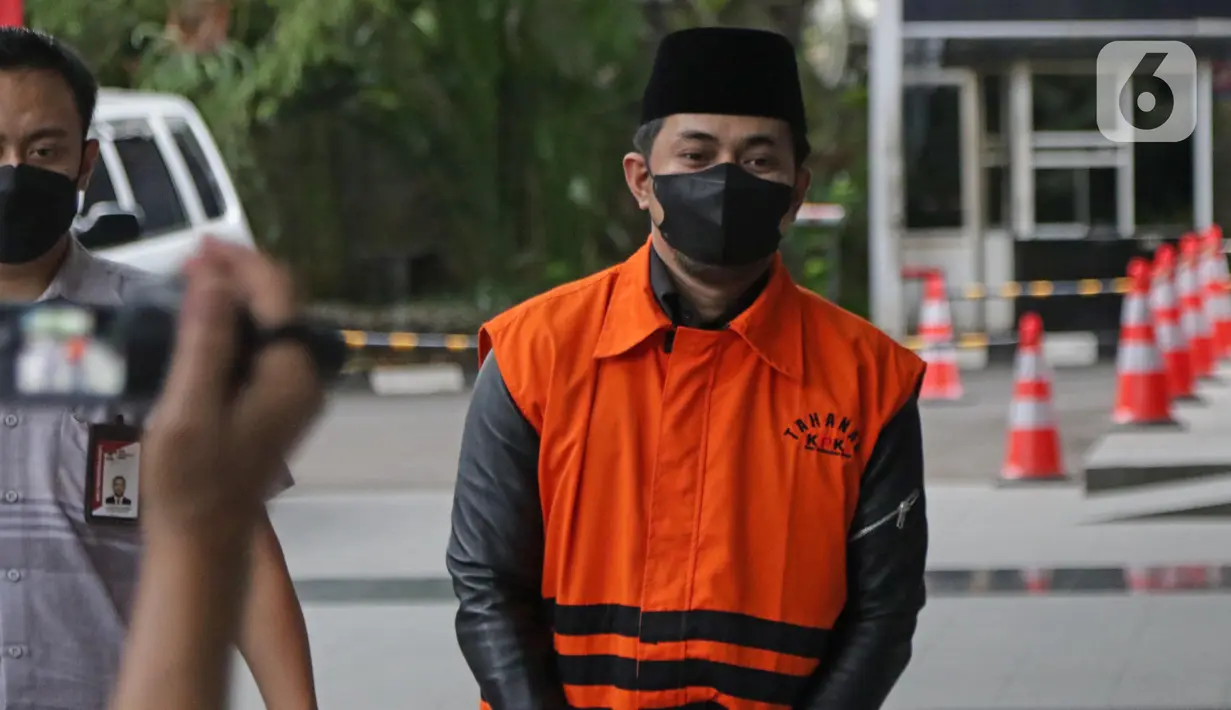 Bupati (nonaktif) Penajam Paser Utara (PPU) Abdul Gafur Mas'ud bersiap menjalani sidang lanjutan yang digelar secara daring di Gedung Merah Putih KPK, Jakarta, Kamis (4/8/2022). Sebelumnya, JPU KPK mendakwa Abdul Gafur Mas'ud menerima suap Rp 5,7 miliar terkait proyek dan perizinan di Pemerintah Kabupaten PPU. (Liputan6.com/Helmi Fithriansyah)