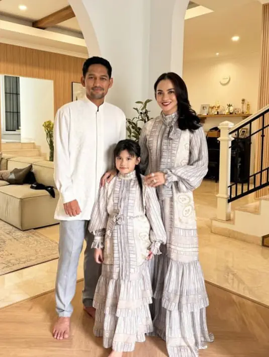 Ririn Ekawati mengenakan dress ruffle warna abu-abu bermotif. Dengan aksen kerah pita dan lengan balon. [@ririnekawati]