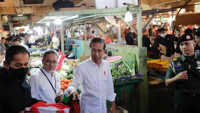 Presiden Jokowi dan Mendag Zulkifli Hasan blusukan ke Pasar Johar Baru, Jakarta Pusat.