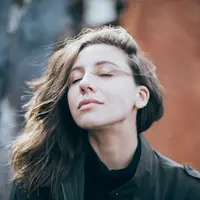 Pemakain lip mask setiap malam bisa membuat bibir menjadi lembab dan sehat. (unsplash.com)