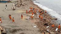 Usai Bencana Sumbar, Pemkot Padang Terus Bersihkan 3.327 Ton Sampah di Pantai