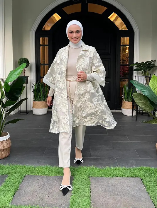 <p>Putri Zulkifli Hasan kerap membagikan sederet unggahan mulai dari aktivitasnya di partai hingga kebersamaan dengan kedua buah hatinya. Termasuk aksinya beraksi layaknya model. (FOTO: instagram.com/putri_zulhas/)</p>