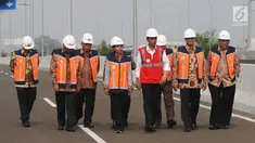 Presiden Joko Widodo (Jokowi) didampingi Menteri BUMN Rini Soemarno dan Gubernur DKI Jakarta, Anies Baswedan meninjau akses jalan Tol Bekasi-Cawang-Kampung Melayu (Becakayu) seusai peresmian di Jakarta, Jumat (3/11). (Liputan6.com/Angga Yuniar)