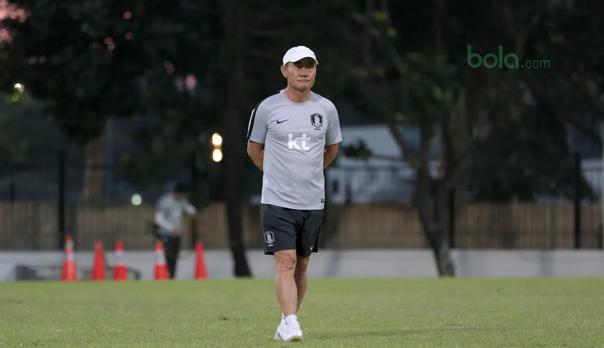 Pelatih Korea Selatan U-23, Kim Hak-bum saat memimpin sesi latihan tim di Lapangan ABC Senayan, Jakarta (20/6/2018). Indonesia akan melawan Korea pada laga uji coba 23 Juni 2018. (Bola.com/Nick Hanoatubun)