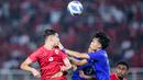 <p>Pemain Timnas Indonesia U-19, Jens Raven (kiri) berduel udara dengan seorang pemain Thailand U-19 pada laga final Piala AFF U-19 2024 di Stadion Gelora Bung Tomo, Surabaya, Senin (29/7/2024). (Bola.com/Bagaskara Lazuardi)</p>