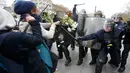 Polisi dan demonstran terlibat bentrok saat unjuk rasa menjelang Konferensi Perubahan Iklim Dunia 2015 di Place de la Republique Paris, Prancis, Minggu (29/11). Paris melarang semua aksi demonstrasi pasca teror beberapa waktu lalu. (REUTERS/Eric Gaillard)