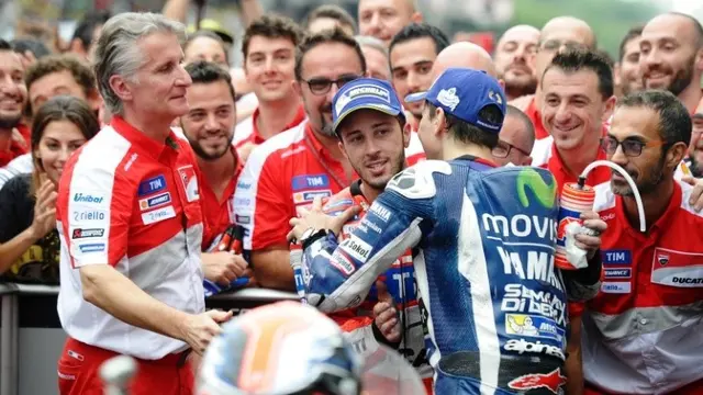 Jorge Lorenzo (kanan) dan Andrea Dovizioso.
