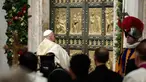 Paus Fransiskus bersiap untuk membuka Pintu Suci Basilika Santo Petrus, dalam sebuah upacara khusus untuk menandai peluncuran Yubileum 2025, di Vatikan, pada 24 Desember 2024. (Remo Casilli/POOL/AFP)