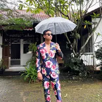 Seperti penampilan adik Bibi Ardiansyah ini mengenakan setelan dengan motif bunga yang penuh warna. Potretnya makin nyentrik sukses jadi sorotan. Aksen kacamata tak lupa dikenakan Fadly Faisal di sesi pemotretan itu. (Liputan6.com/IG/@fadlyfsl_).